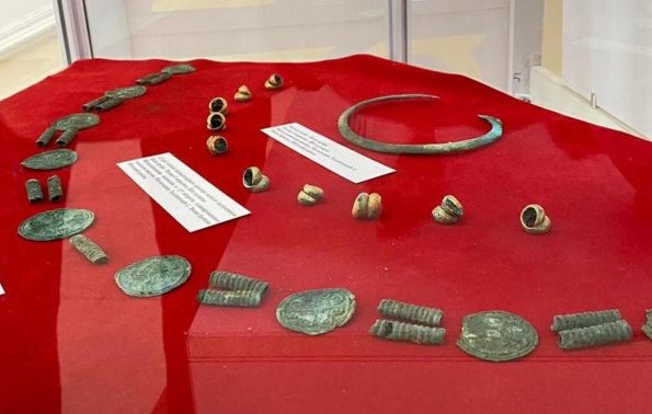 Карагандинскому краеведческому музею передали археологические находки