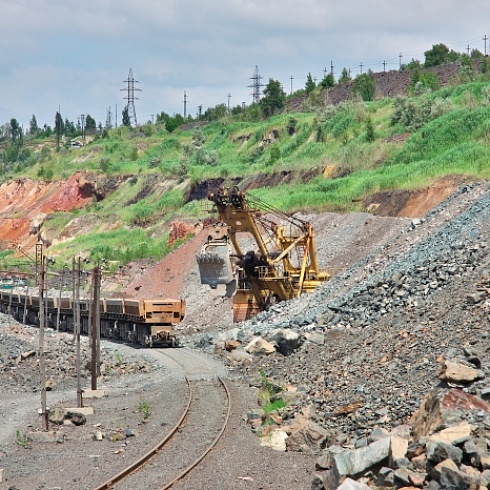 Добыча изверженных пород (гранит) на месторождении Никольское в Улытауском районе Карагандинской области